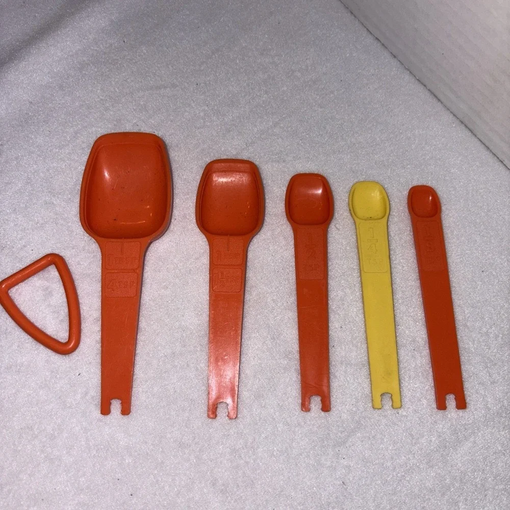 Tupperware Nesting Measuring Spoons Vintage Orange ,Yellow Comes With Ring‎